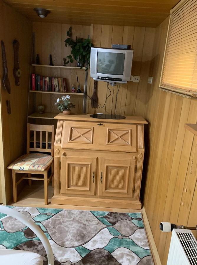 Schoenes Doppelbettzimmer Im Untergeschoss Inkl Parkplatz Nach Verfuegbarkeit エッセン エクステリア 写真