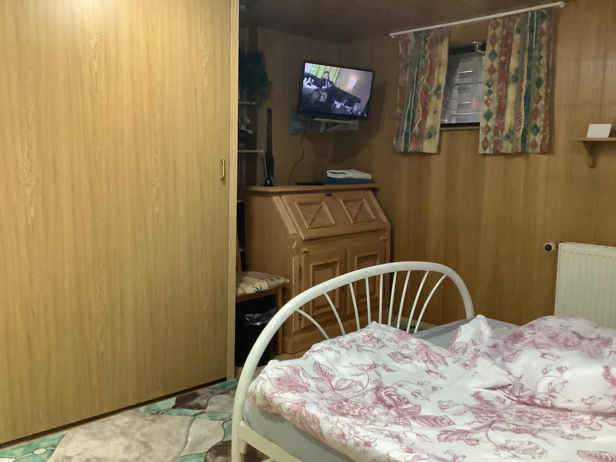 Schoenes Doppelbettzimmer Im Untergeschoss Inkl Parkplatz Nach Verfuegbarkeit エッセン エクステリア 写真